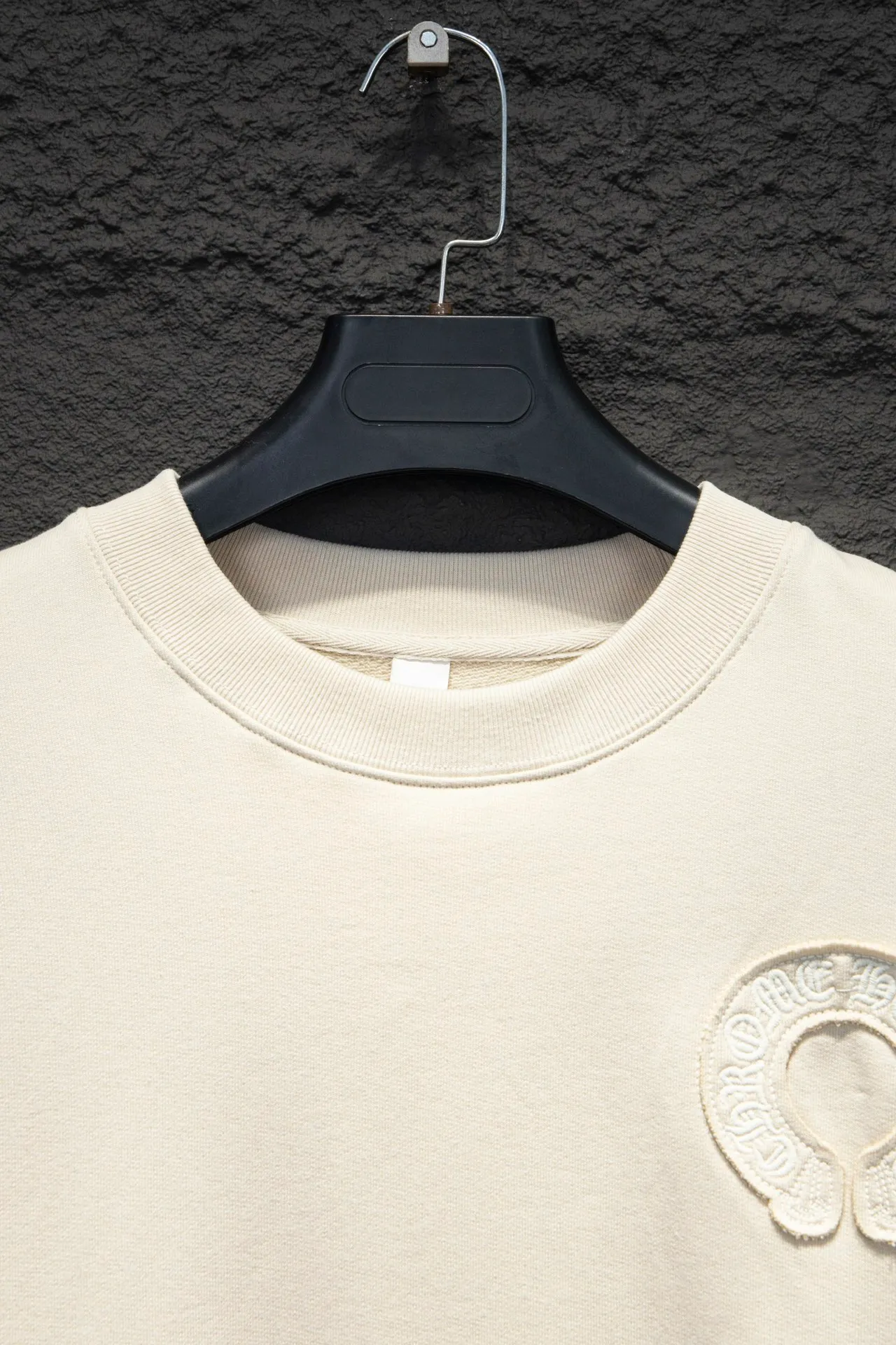 P260 🆕Chrome Hearts Home 420 grams, different from the market, texture is incomprehensible, os version is really charming, Chrome Home is also really unique, every new season's new product version is to the extreme, very practical, can be worn casually, nice✔️ - ⚠️100% cotton, using custom-dyed terry cotton sweatshirt surface, 420g double yarn, comfortable feel Made from imported knitting needle carded cotton, the thickness is moderate, drapey and contoured, making the upper body comfortable! ! It is very tolerant to fat body types and can instantly lose five pounds after wearing it!  Front panel #Back panel hardware elements# The English letters are arranged artistically. Imported Tajima high-density heavy-duty embroidery technology. The fonts are three-dimensional and full. The body is treated with washed and distressed elements, which greatly increases the interest of the clothing; unique visual effects.  Hem Loose closing Double-layer fabric Good closing effect Exquisite hemming Color: washed black, apricot Size: S-M-L-XL
